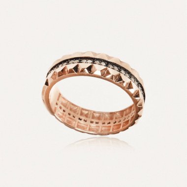 Gümüş, altın, elmas, değerli taşlar gibi şık mücevherler..