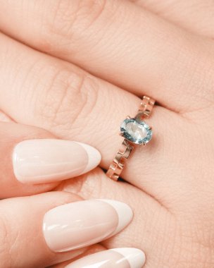 Gümüş, altın, elmas, değerli taşlar gibi şık mücevherler..