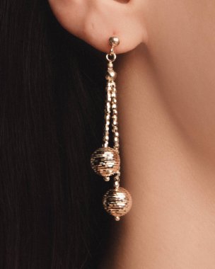 Gümüş, altın, elmas, değerli taşlar gibi şık mücevherler..