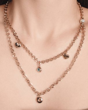 Gümüş, altın, elmas, değerli taşlar gibi şık mücevherler..