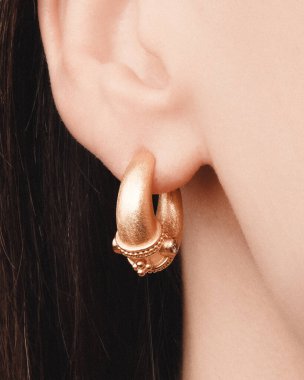 Gümüş, altın, elmas, değerli taşlar gibi şık mücevherler..