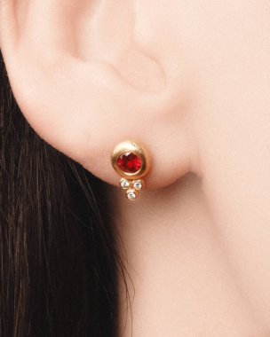 Gümüş, altın, elmas, değerli taşlar gibi şık mücevherler..