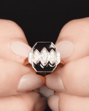 El yapımı değerli mücevherler. Kadınlar için bijouterie ve mücevher altın ve elmaslar