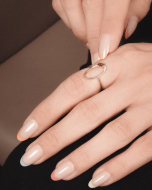 El yapımı değerli mücevherler. Kadınlar için bijouterie ve mücevher altın ve elmaslar