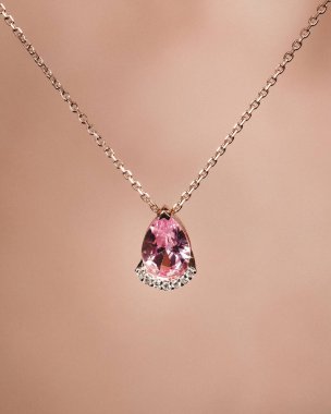 El yapımı değerli mücevherler. Kadınlar için bijouterie ve mücevher altın ve elmaslar