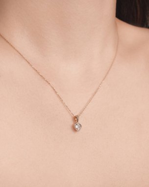 Güzel altın mücevherler, değerli taşlar ve elmaslar.