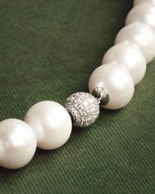 Güzel altın mücevherler, değerli taşlar ve elmaslar.