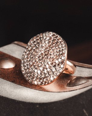 Güzel altın mücevherler, değerli taşlar ve elmaslar.