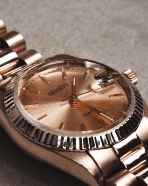 Güzel altın mücevherler, değerli taşlar ve elmaslar.