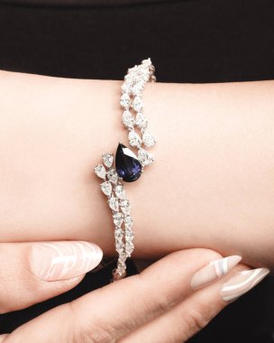 Güzel altın mücevherler, değerli taşlar ve elmaslar.