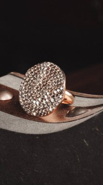 Altın ve Elmaslı Parlak Gemstone Mücevherleri