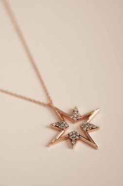 Yıldönümü Hediyeleri İçin Lüks Altın ve Elmas Mücevherler