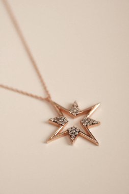 Yıldönümü Hediyeleri İçin Lüks Altın ve Elmas Mücevherler