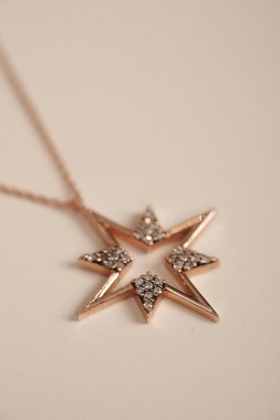 Yıldönümü Hediyeleri İçin Lüks Altın ve Elmas Mücevherler