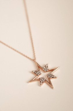 Yıldönümü Hediyeleri İçin Lüks Altın ve Elmas Mücevherler