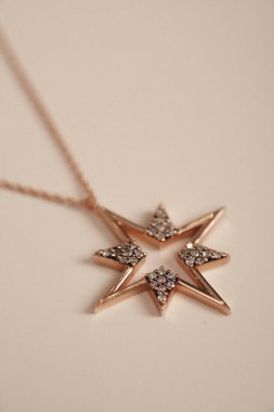 Yıldönümü Hediyeleri İçin Lüks Altın ve Elmas Mücevherler