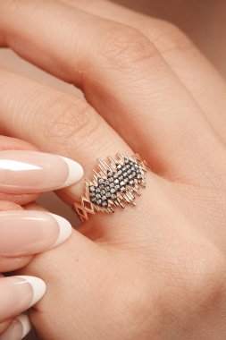 Yıldönümü Hediyeleri İçin Lüks Altın ve Elmas Mücevherler