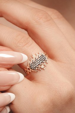 Yıldönümü Hediyeleri İçin Lüks Altın ve Elmas Mücevherler