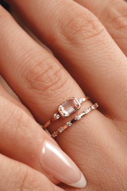 Yıldönümü Hediyeleri İçin Lüks Altın ve Elmas Mücevherler