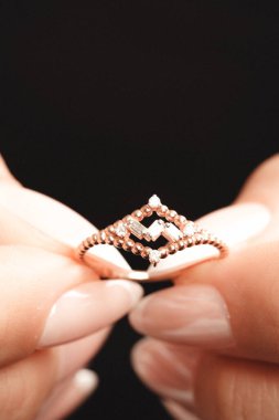 Yıldönümü Hediyeleri İçin Lüks Altın ve Elmas Mücevherler