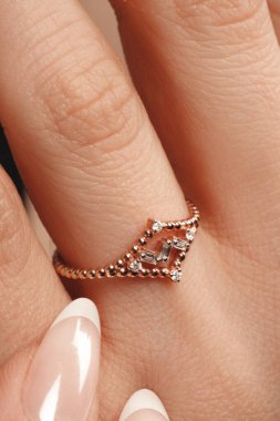 Yıldönümü Hediyeleri İçin Lüks Altın ve Elmas Mücevherler