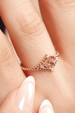 Yıldönümü Hediyeleri İçin Lüks Altın ve Elmas Mücevherler