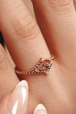 Yıldönümü Hediyeleri İçin Lüks Altın ve Elmas Mücevherler