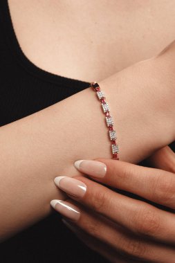 Yıldönümü Hediyeleri İçin Lüks Altın ve Elmas Mücevherler