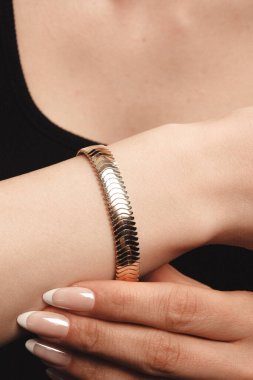 Parlak Elmas Kolyeler ve Altın Mücevherler