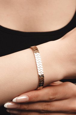 Parlak Elmas Kolyeler ve Altın Mücevherler