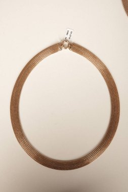 Parlak Elmas Kolyeler ve Altın Mücevherler