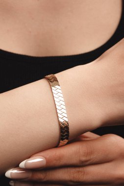 Parlak Elmas Kolyeler ve Altın Mücevherler