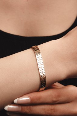 Parlak Elmas Kolyeler ve Altın Mücevherler