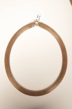 Parlak Elmas Kolyeler ve Altın Mücevherler