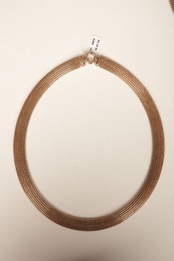 Parlak Elmas Kolyeler ve Altın Mücevherler