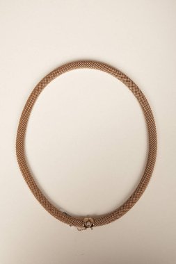 Parlak Elmas Kolyeler ve Altın Mücevherler