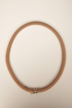 Parlak Elmas Kolyeler ve Altın Mücevherler