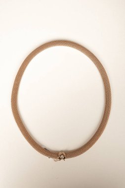 Parlak Elmas Kolyeler ve Altın Mücevherler