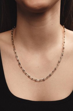 Parlak Elmas Kolyeler ve Altın Mücevherler