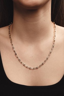 Parlak Elmas Kolyeler ve Altın Mücevherler