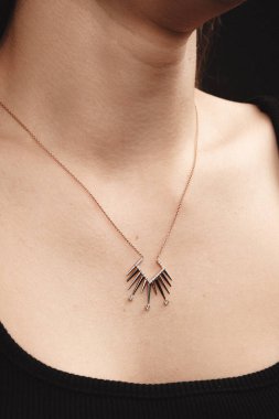 Parlak Elmas Kolyeler ve Altın Mücevherler