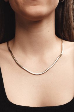 Parlak Elmas Kolyeler ve Altın Mücevherler