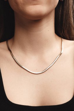 Parlak Elmas Kolyeler ve Altın Mücevherler