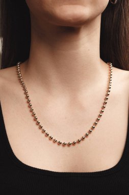 Parlak Elmas Kolyeler ve Altın Mücevherler