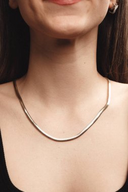 Parlak Elmas Kolyeler ve Altın Mücevherler