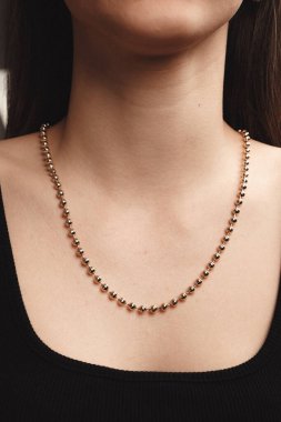 Parlak Elmas Kolyeler ve Altın Mücevherler