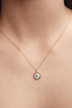 Parlak Elmas Kolyeler ve Altın Mücevherler