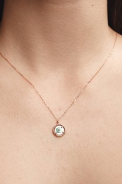 Parlak Elmas Kolyeler ve Altın Mücevherler