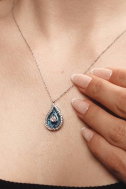 Parlak Elmas Kolyeler ve Altın Mücevherler