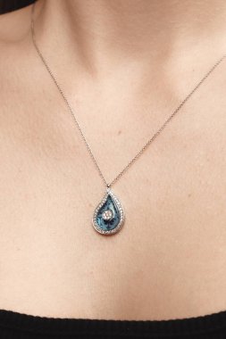 Parlak Elmas Kolyeler ve Altın Mücevherler